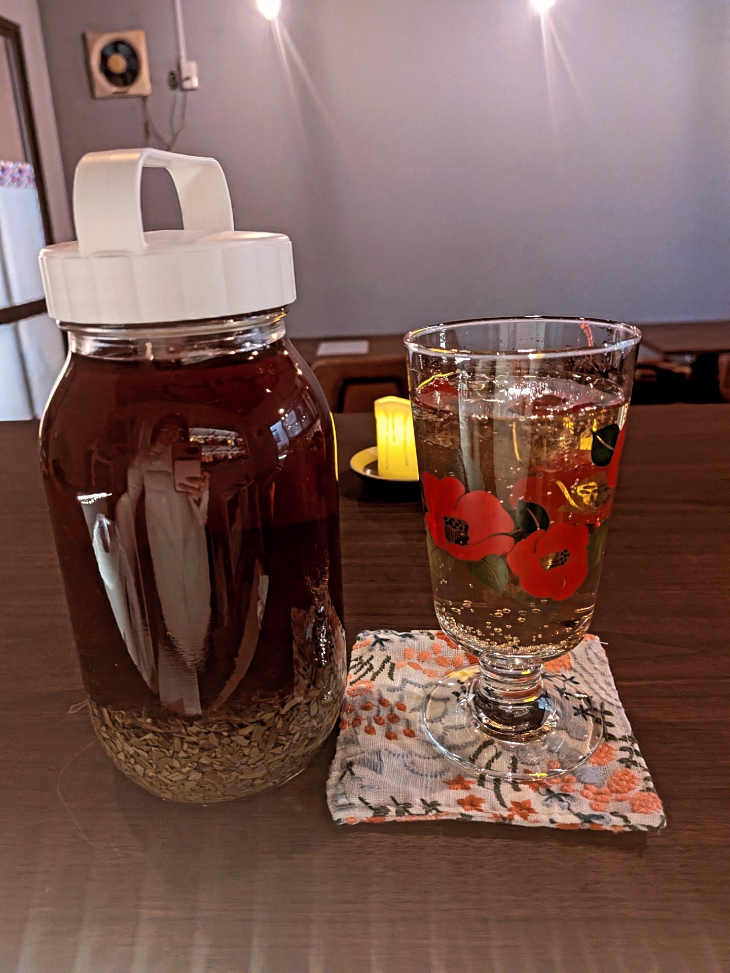 健康酒の漬け込み瓶と花柄グラス
