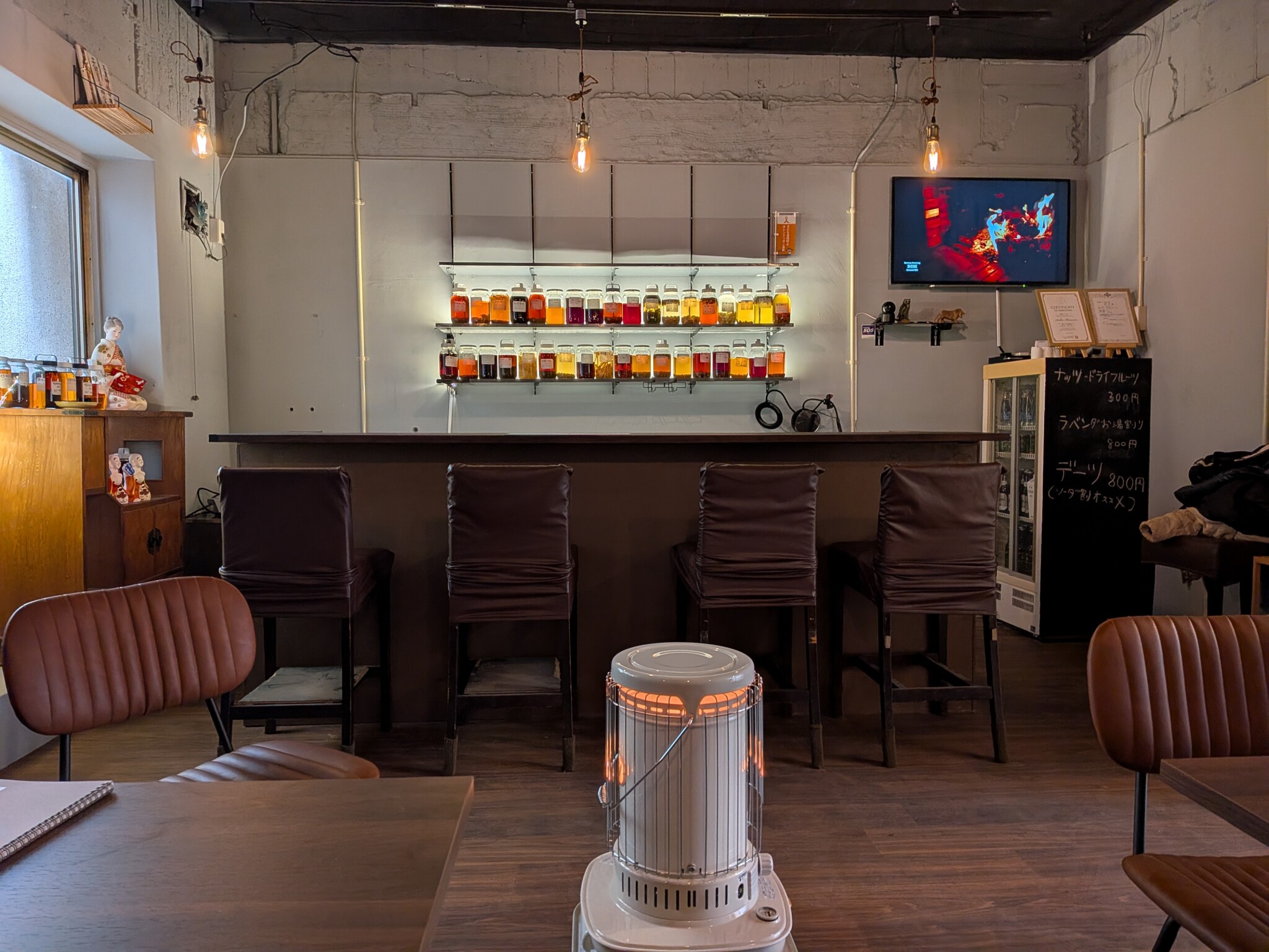 メゾンスミコのカウンターと健康酒の瓶が並ぶ店内
